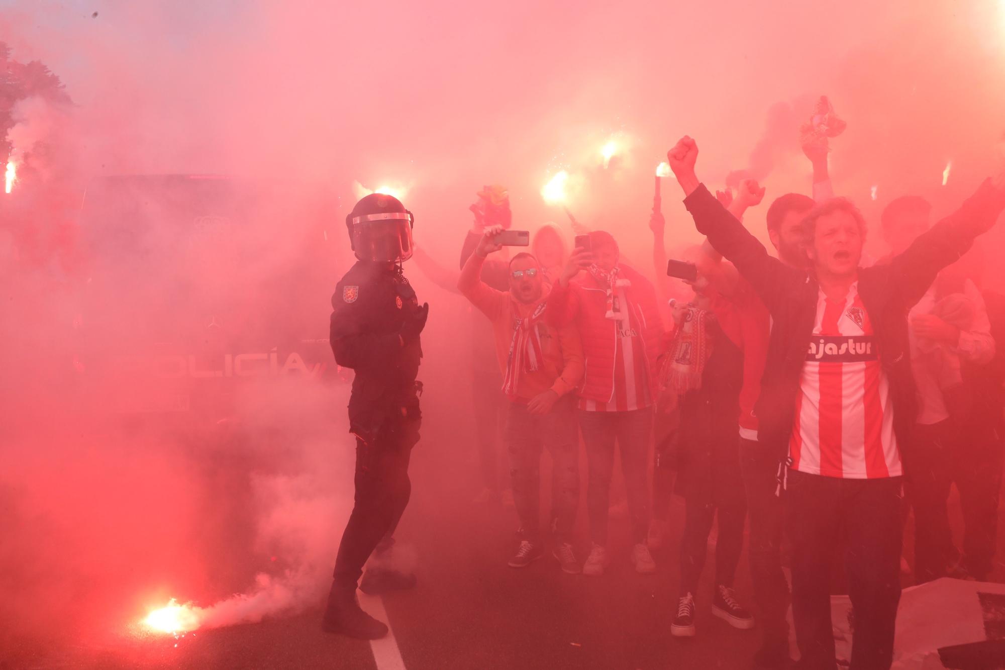 EN IMÁGENES: Así fue el recibimiento al autobús del Sporting en El Molinón