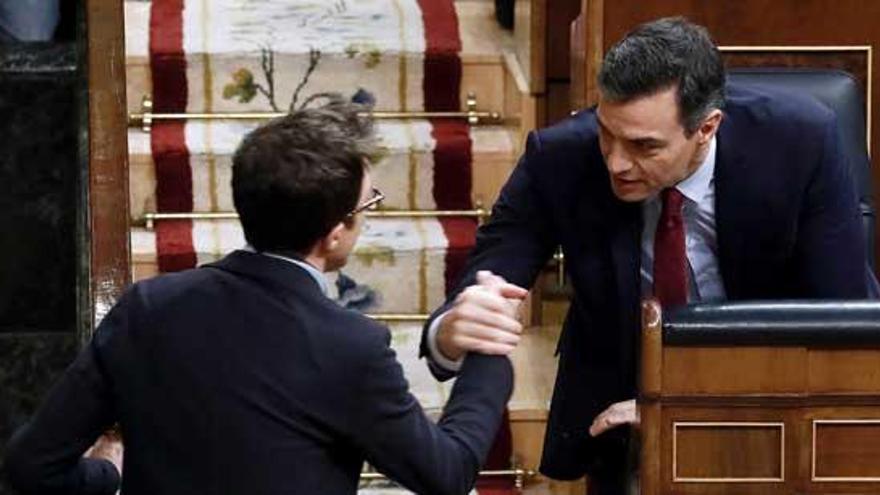 Errejón saluda a Pedro Sánchez.