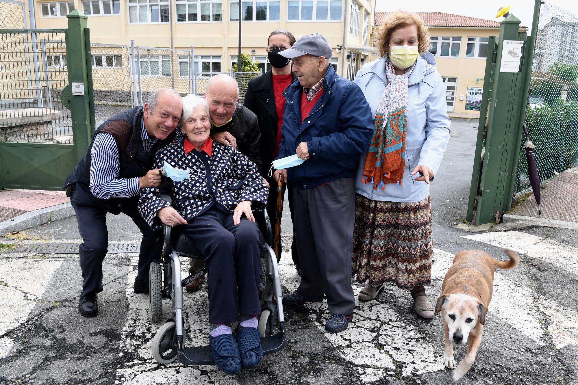 Los besos y los abrazos vuelven a las residencias de A Coruña