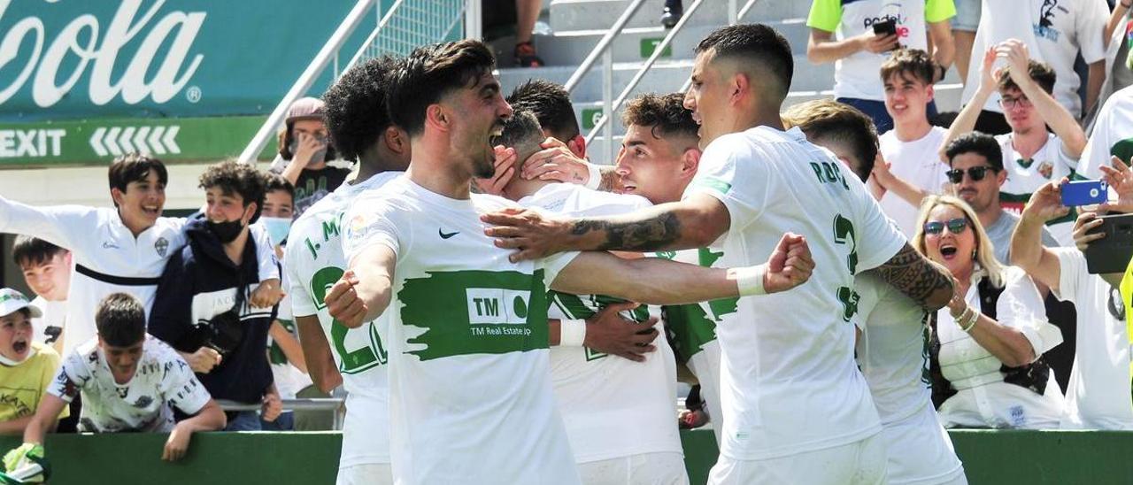 Los jugadores del Elche celebran el segundo gol frente al Mallorca