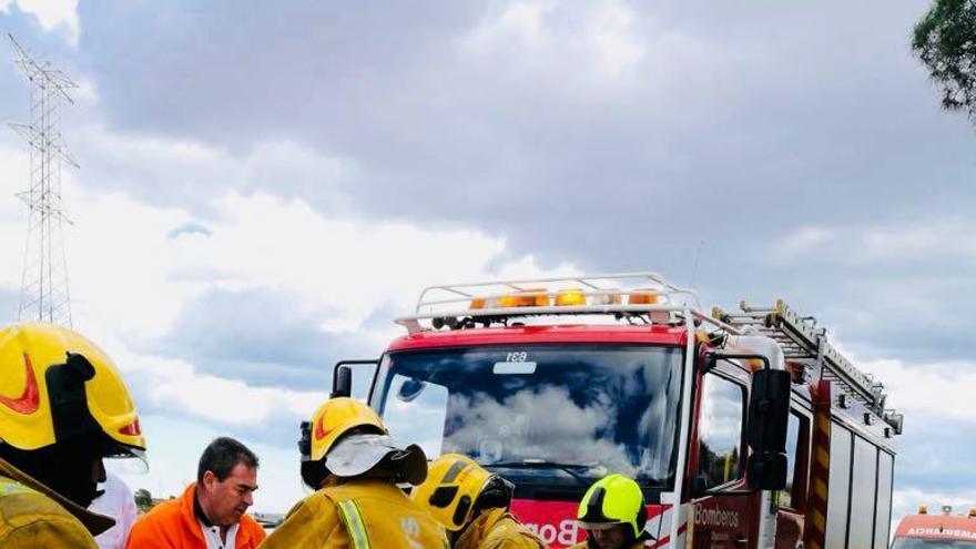 Bomberos durante la evacuación del herido.