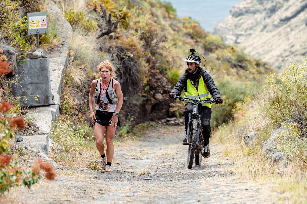Una corredora y un cámara durante Transvulcania