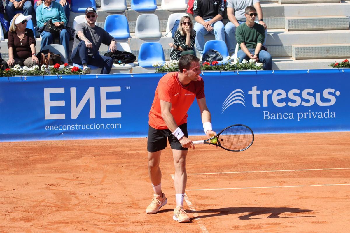 El tenista Pedro Martínez, con pasado en la Copa Davis, durante un partido en Montemar.