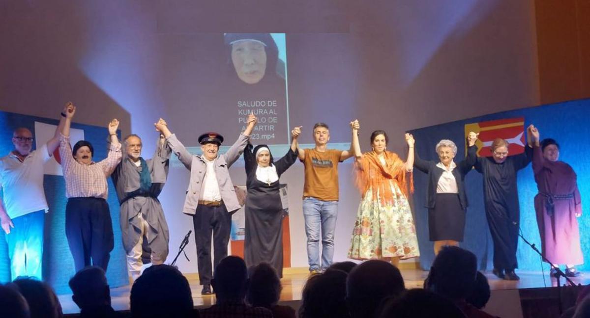 El salón El Cisne completó su aforo para la actuación teatral. | SERVICIO ESPECIAL