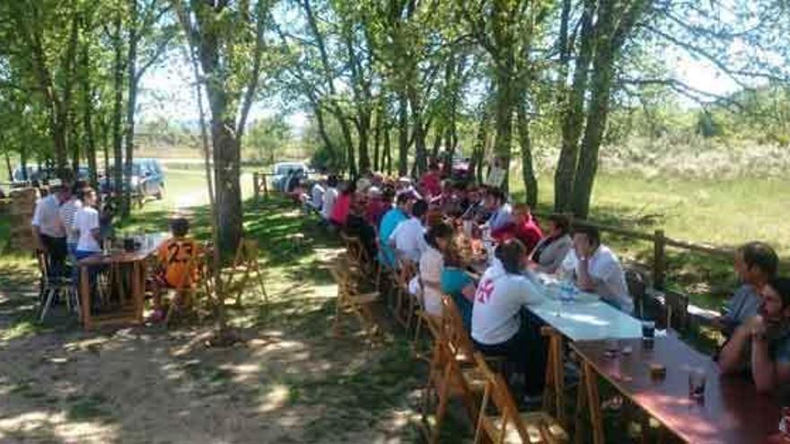 Los participantes celebran una comida campera organizada para festejar San Isidro.