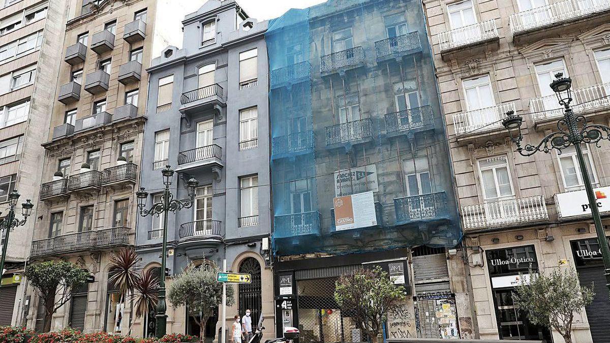 En el centro, protegido por una malla, el edificio de Urzáiz nº 32.