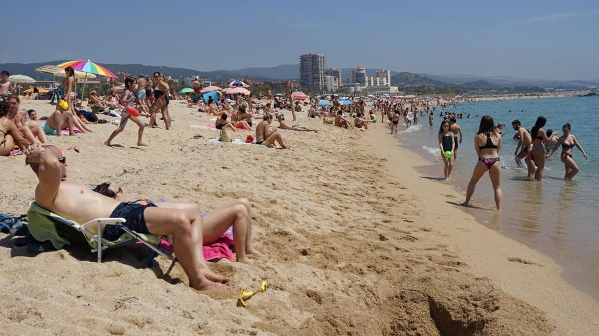 Bañistas en la playa del Varador, de Mataró.