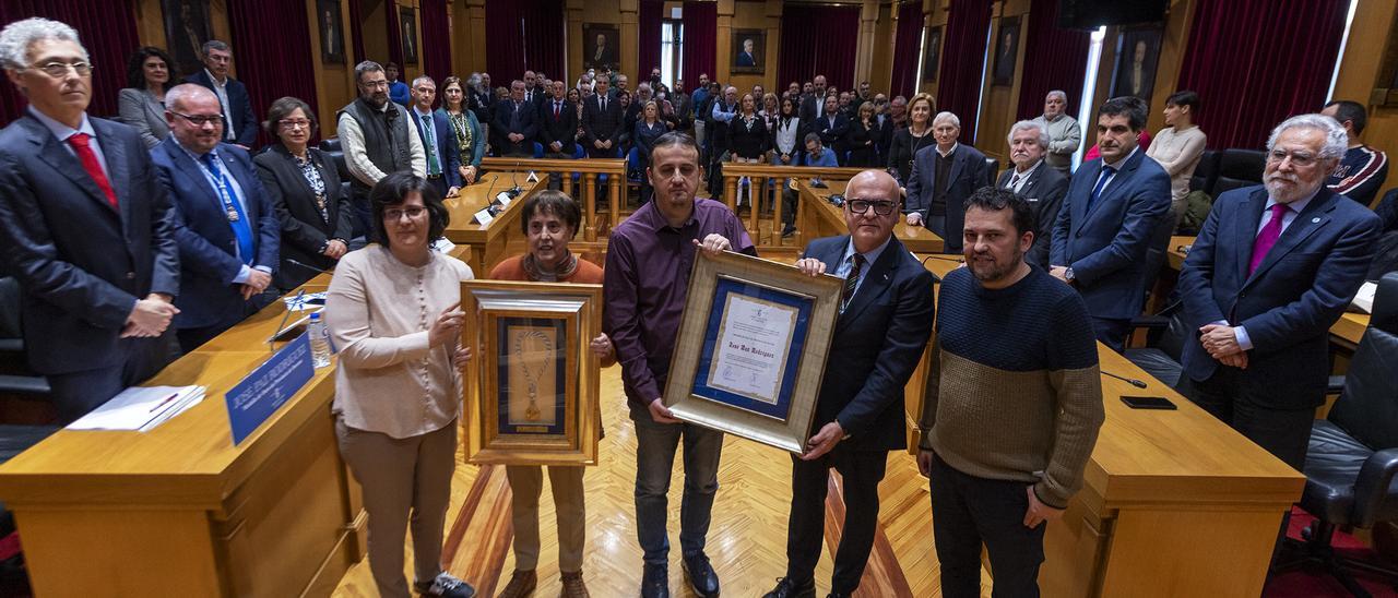 A familia de Paz, coa Medalla de Ouro e o recoñecemento a título póstumo.