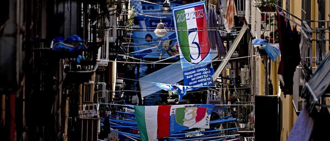 Las calles de Nápoles, decoradas en anticipación del tercer scudetto.