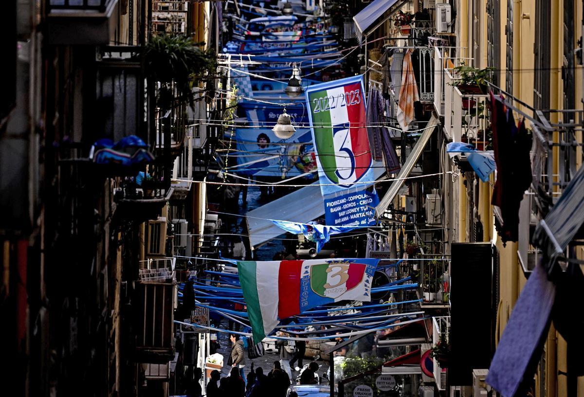 Las calles de Nápoles, decoradas en anticipación del tercer scudetto.