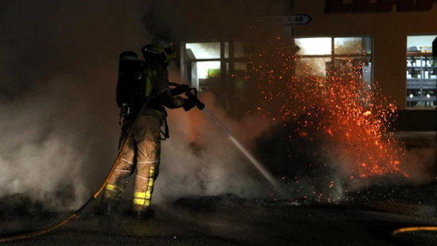 Un bomber apaga un foc a l&#039;N-II a Bàscara.