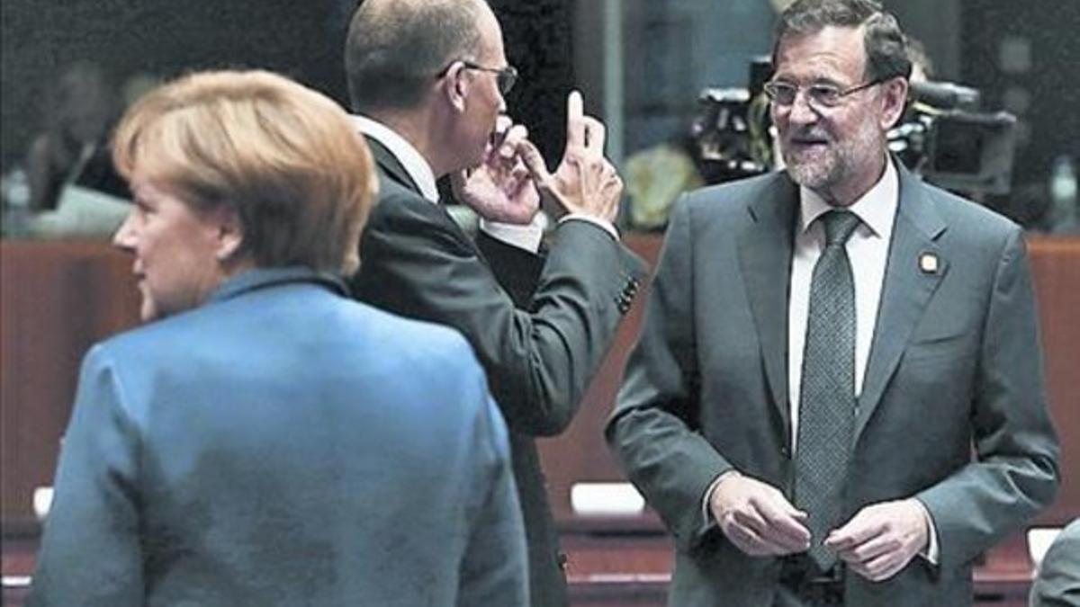 Rajoy habla con su colega italiano, Enrico Letta, ayer.