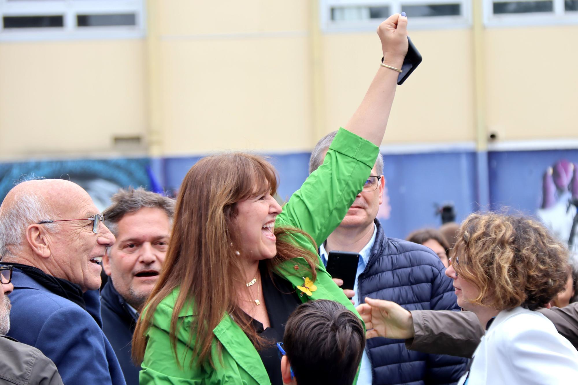 La presidenta de Junts, Laura Borràs, saluda seguidors a l'acte públic de Puigdemont a Elna