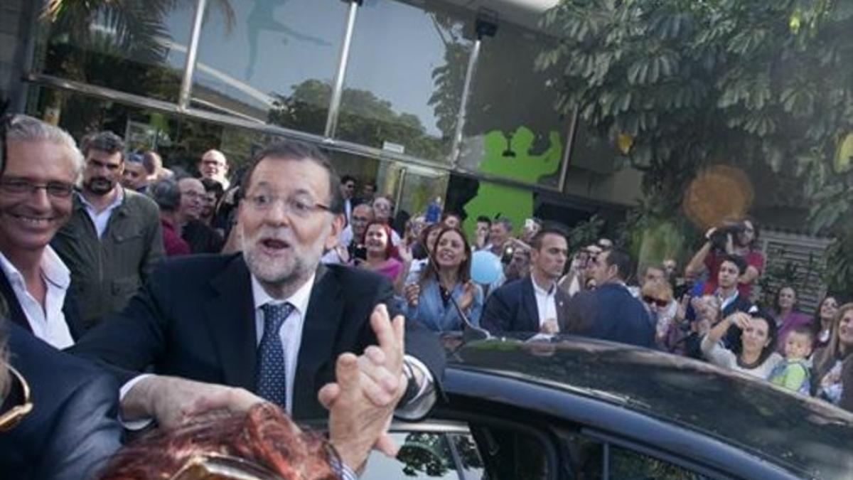 Mariano Rajoy saluda a simpatizantes del PP, tras el mitin que dio ayer en Tenerife.