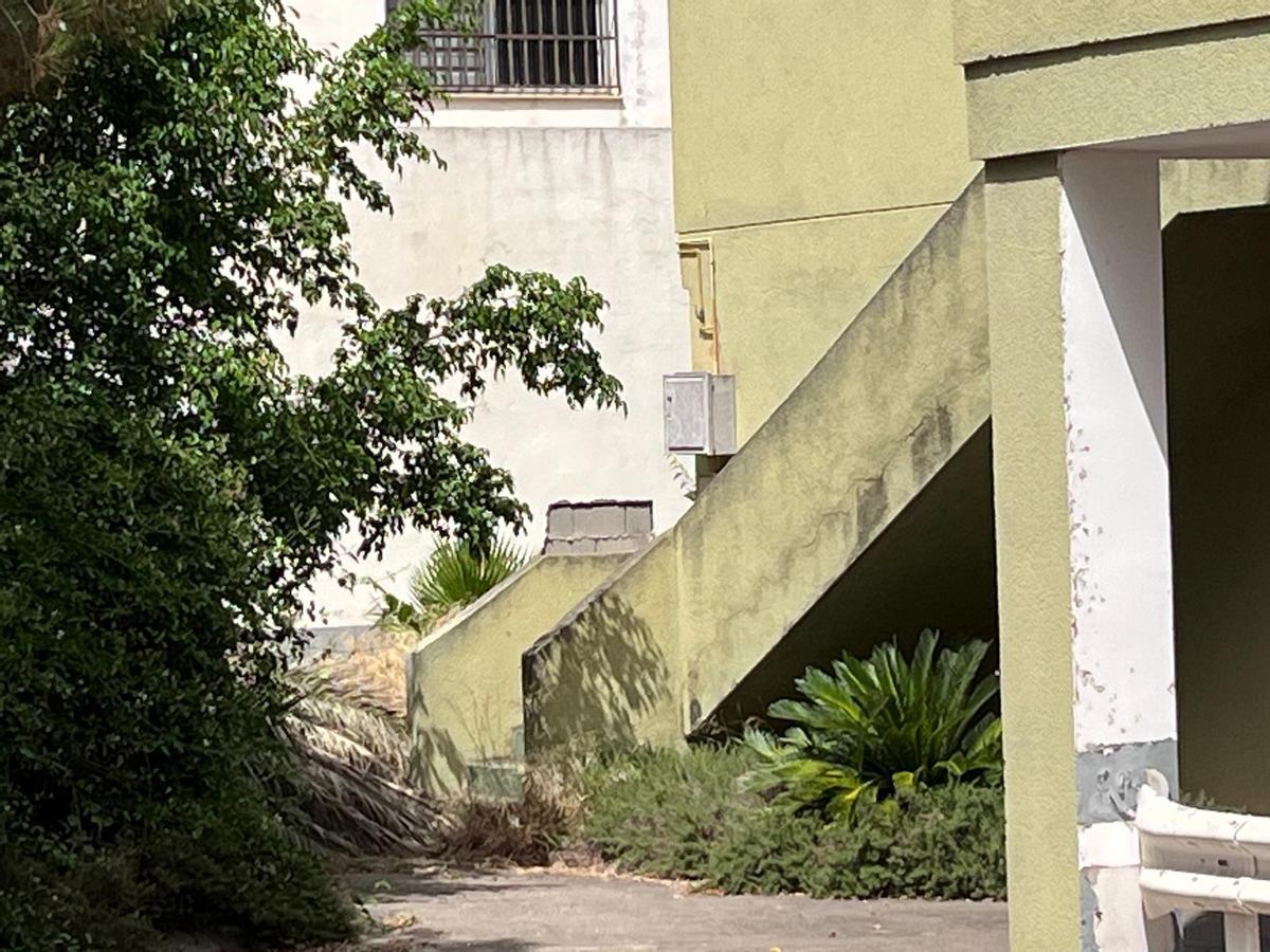 Al fondo, el butrón, ya reparado, dentro del recinto del antiguo restaurante.