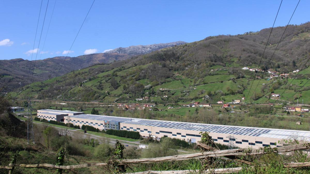 El polígono Industrial de Villallana en Lena, visto desde la localidad de Fresneo.
