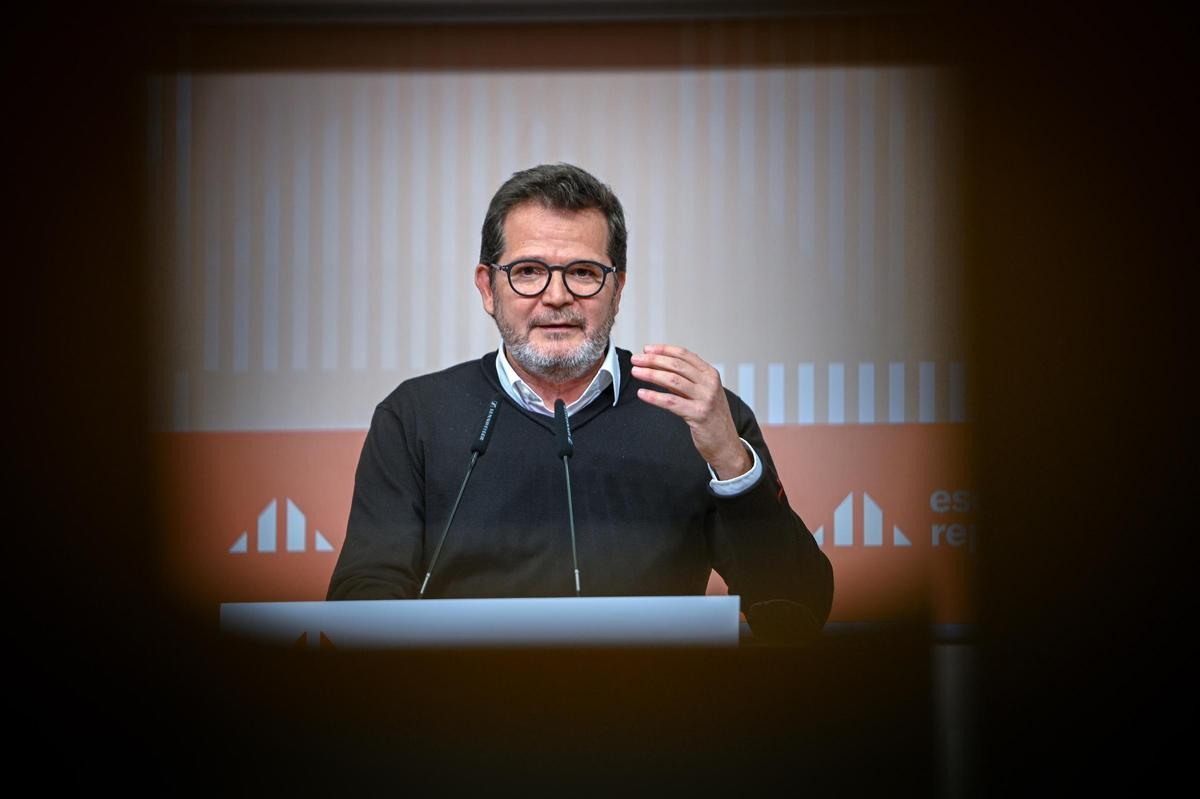 El portavoz de ERC, Isaac Albert, este lunes en rueda de prensa.