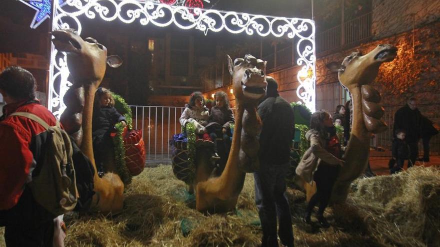 Los primeros &quot;usuarios&quot; se suben a los camellos instalados en As Burgas