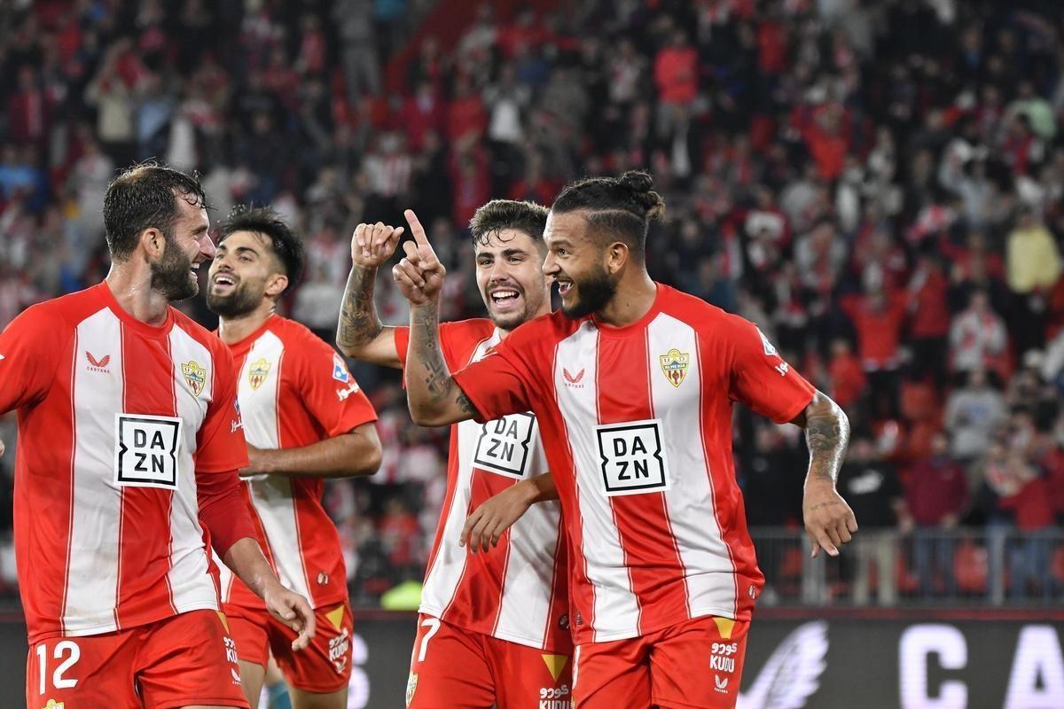 Luis Suárez y Leo Baptistao celebran uno de los cuatro goles del Almería al Córdoba CF en el Almería Stadium, la pasada temporada.