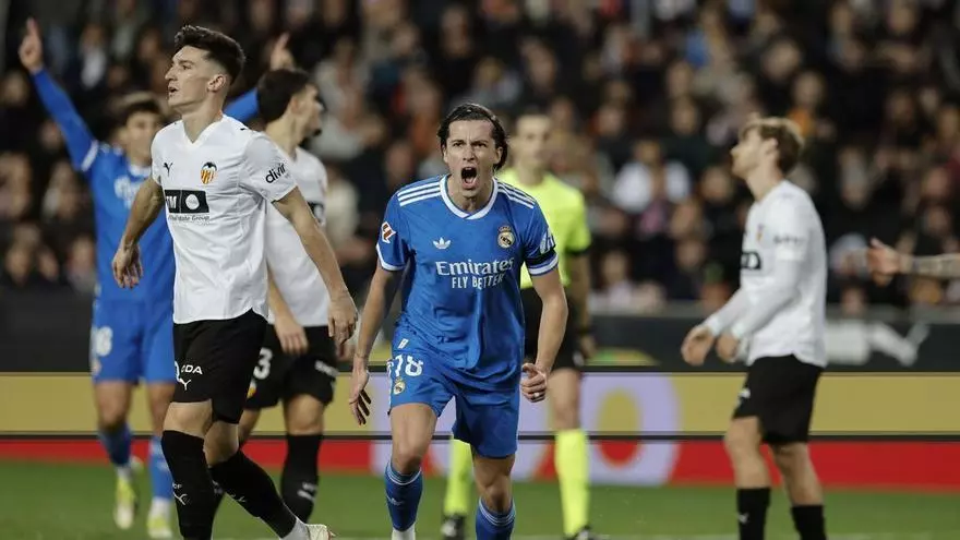 El Madrid aprovecha la desintegración del Valencia para aguantar el pulso del Barça