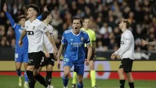 El Madrid aprovecha la desintegración del Valencia para aguantar el pulso del Barça