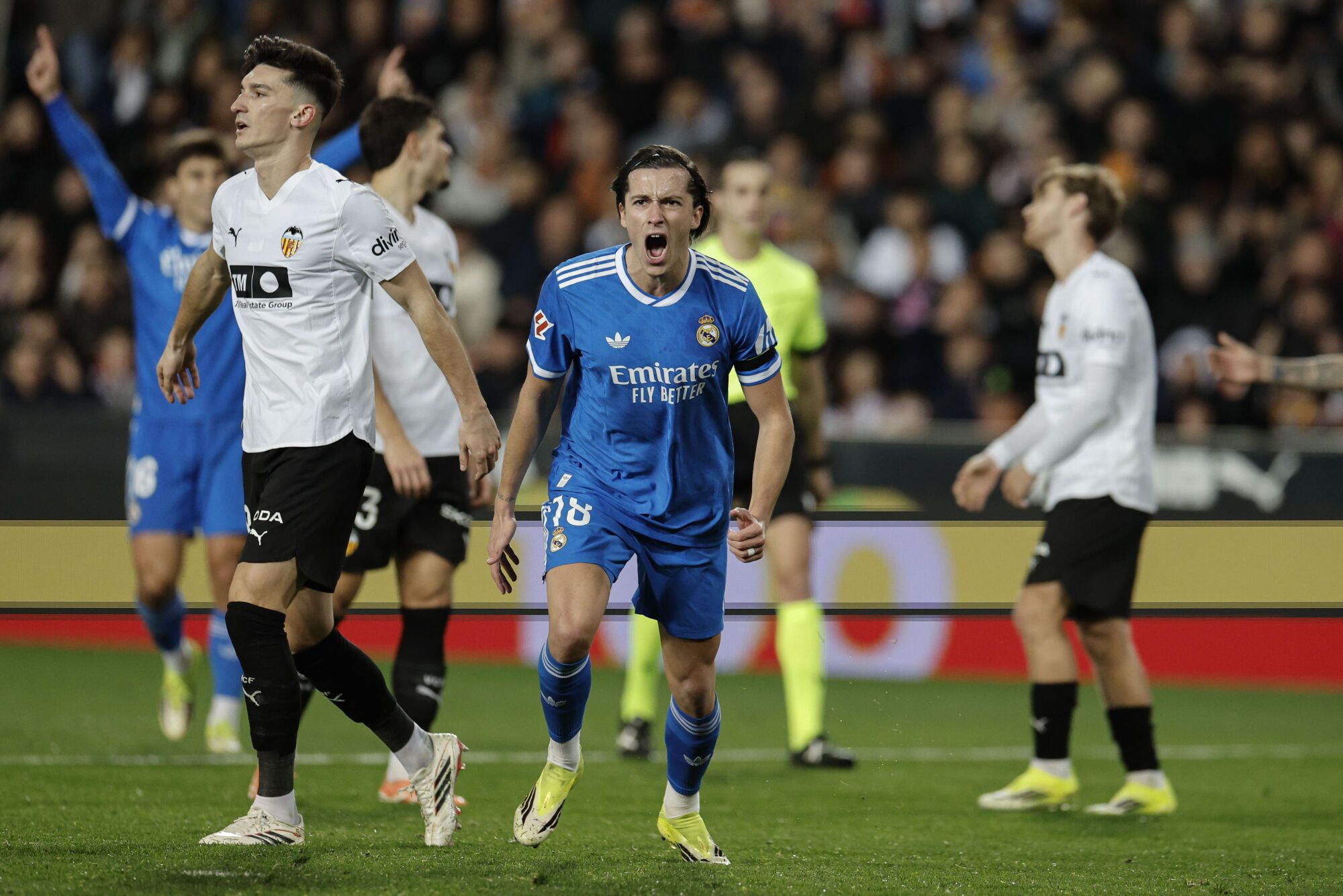 El Madrid aprovecha la desintegración del Valencia para aguantar el pulso del Barça