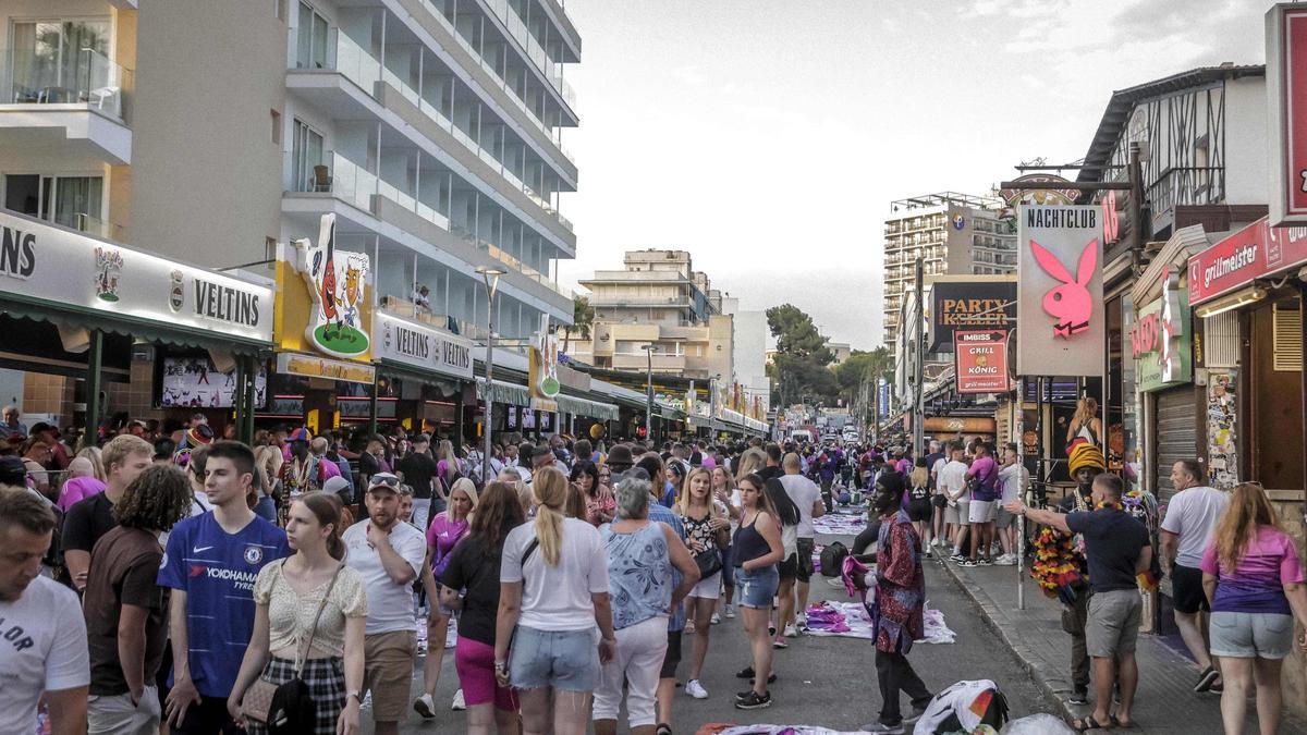 La popular calle del Jamón, en s'Arenal, donde se encuentran locales de ocio y cervecerías, llena de turistas en verano.