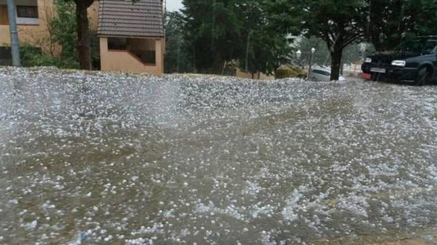 Chubascos y tormentas, probablemente con granizo en tercio norte y Teruel