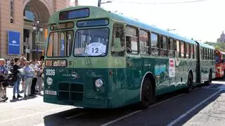 Autobuses clásicos reviven en el centro de Barcelona: "Son historia viva del siglo XX"