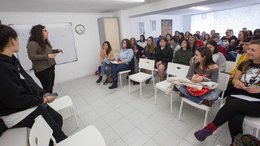 La reunión del colectivo 8-M, ayer, en la sede social de la asociación La Trébede.