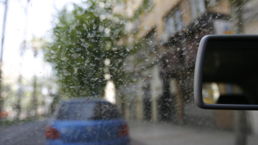 Los coches pueden quedar así tras la lluvia de barro