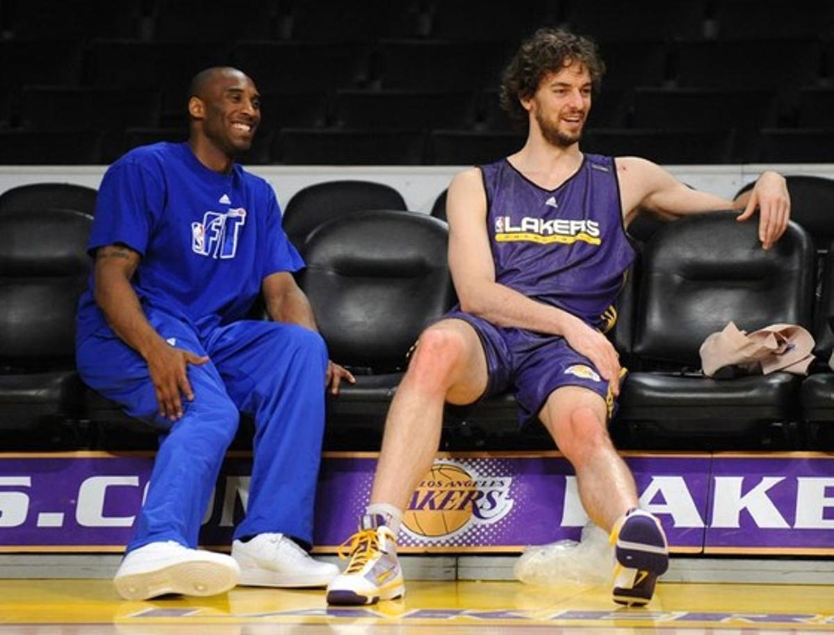El jugador y su compañero de equipo Kobe Bryant descansan durante un entrenamiento en el Staples Center de Los Ángeles.