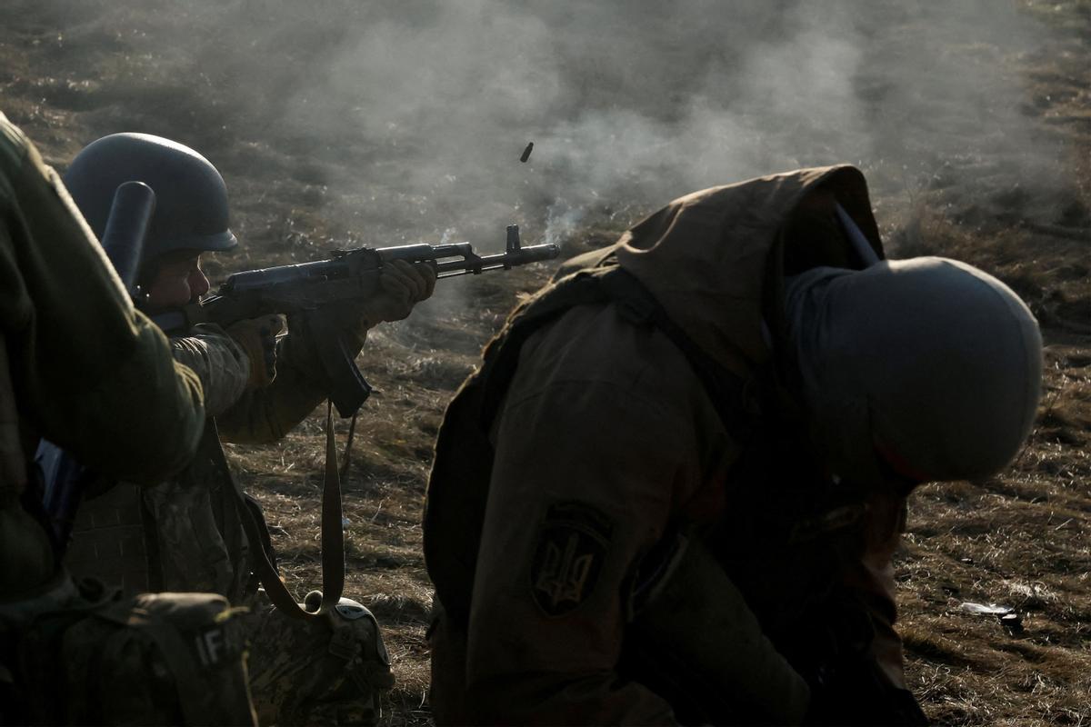 Soldados del batallón internacional Carpathian Sich realizan maniobras cerca de la línea del frente, cerca de Kreminna en Ucrania