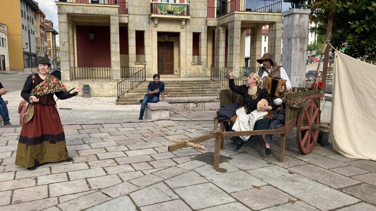 Un momento de la representación de Teatro del Cuervo, en Nava.