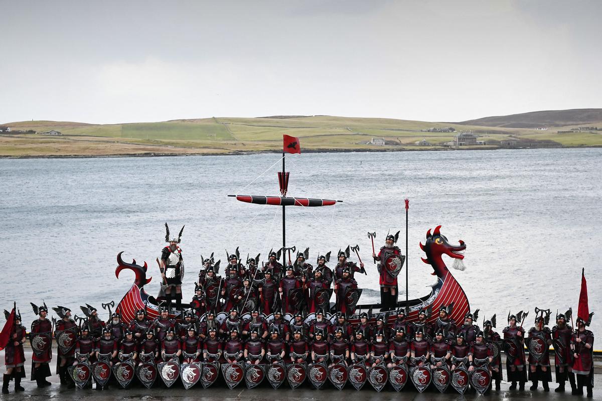 Celebración de la influencia de los vikingos escandinavos en las Islas Shetland, con hasta 1,000 guizers (hombres disfrazados) arrojando antorchas encendidas en su bote vikingo y prendiéndolo fuego más tarde en la noche.