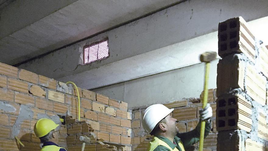 Operarios en el interior del pabellón de Panxón, ayer.