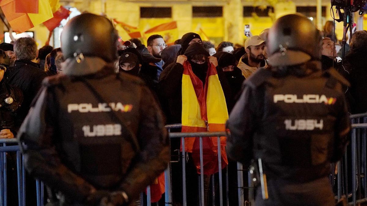 Varios manifestantes claman otra noche más contra la amnistía en varias zonas de Madrid, en imágenes.