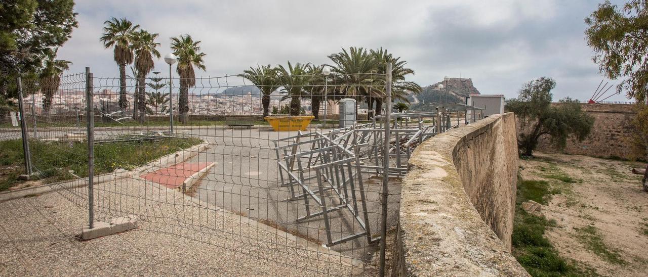 Estado actual del entorno del castillo de San Fernando, donde se proyecta la pasarela de acceso