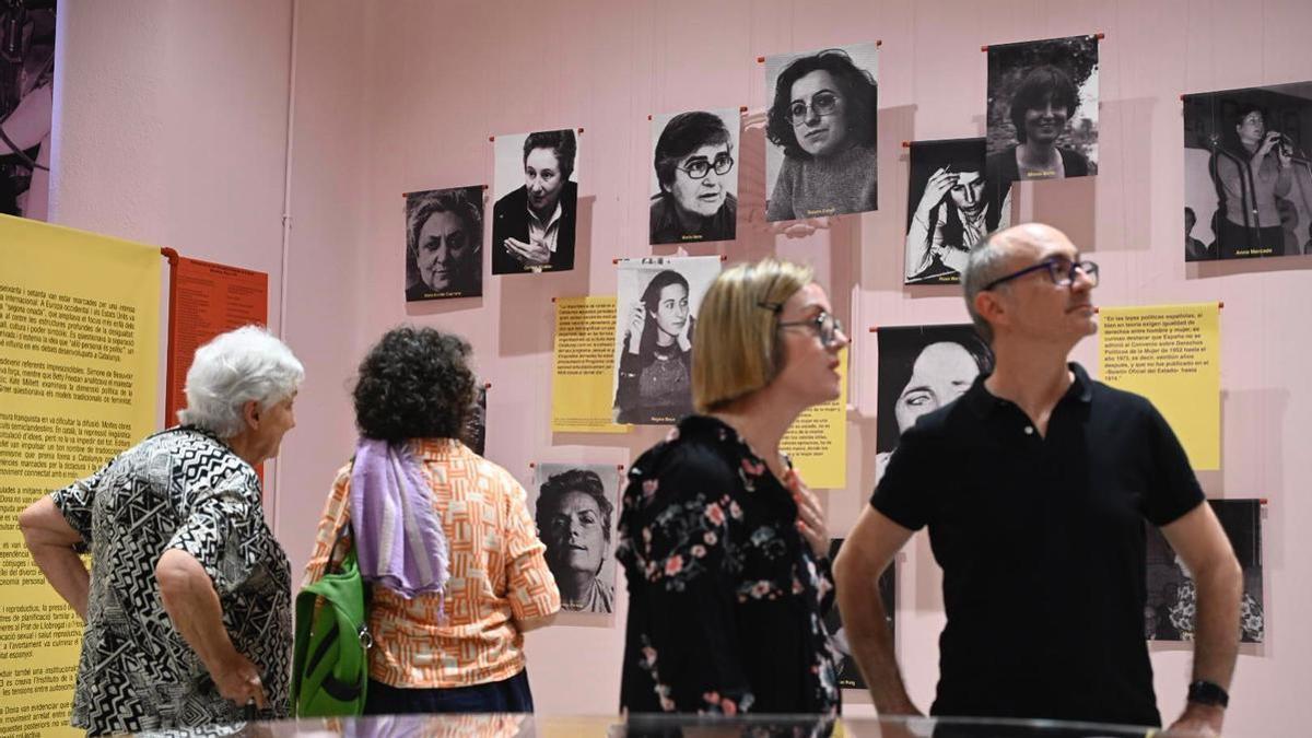 A la izquierda, Ana Bofill, una de las protagonistas de 1976, en la expo.