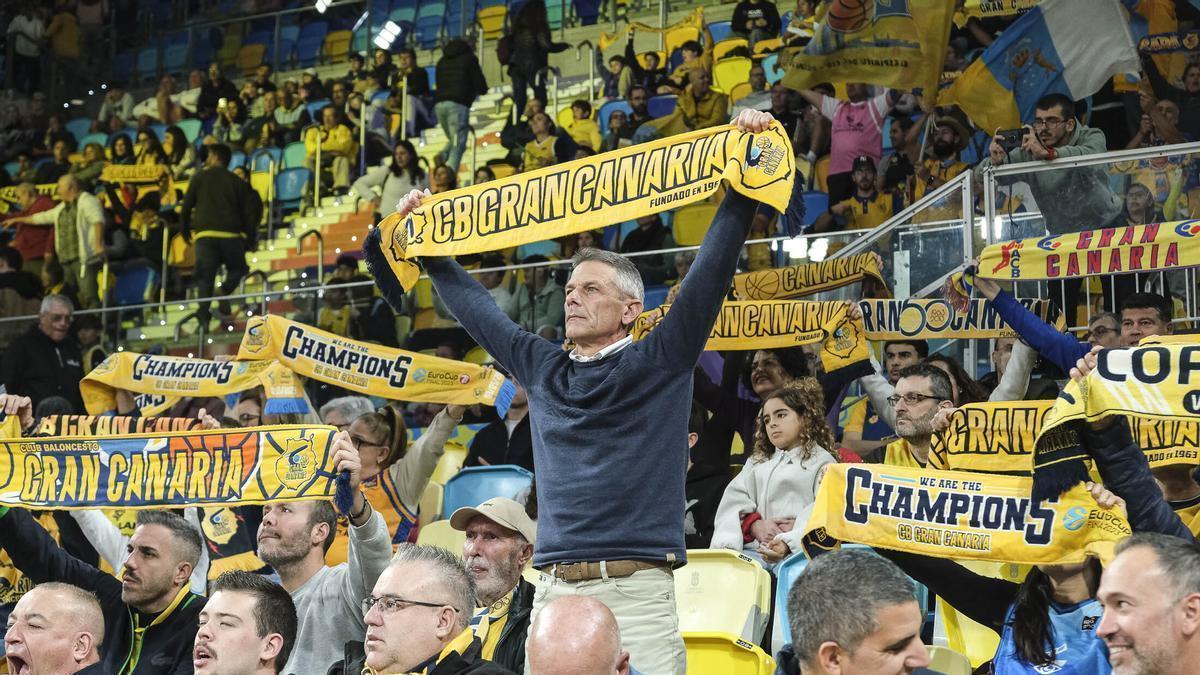 Aficionados del Dreamland Gran Canaria exhiben sus bufandas durante la presentación del equipo en el duelo en el Arena ante el Real Madrid.