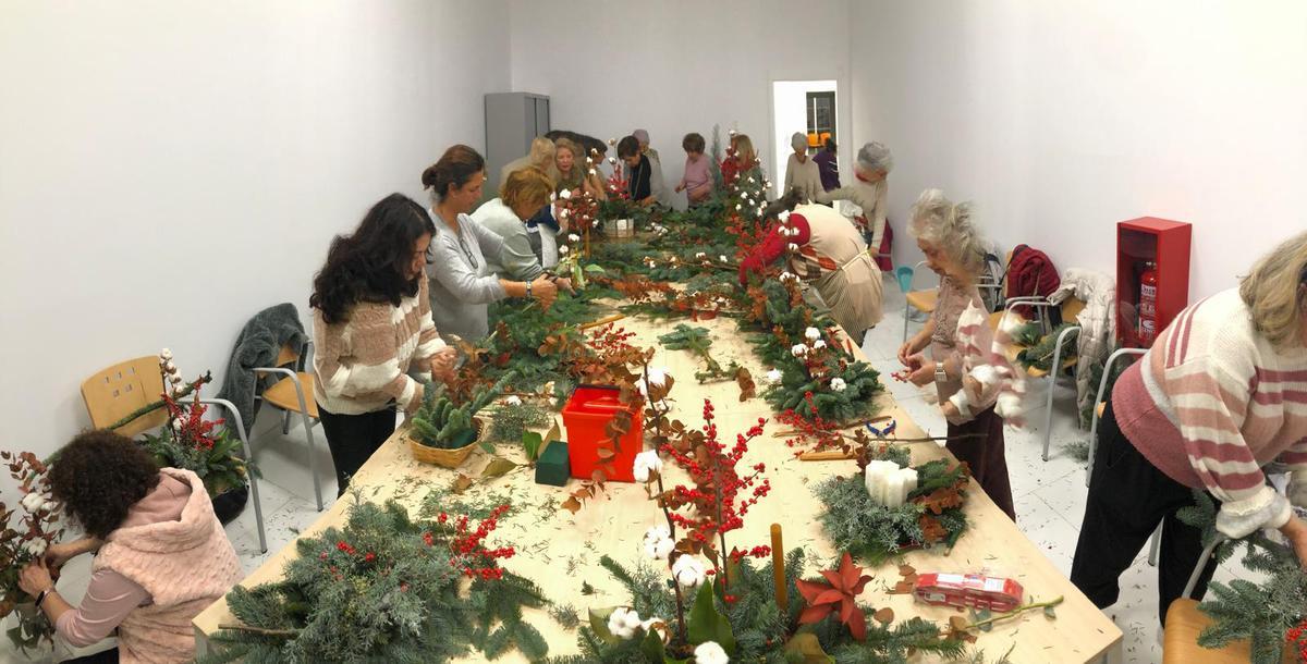 Imagen de un taller para adornos florales de la Asociación Basilea