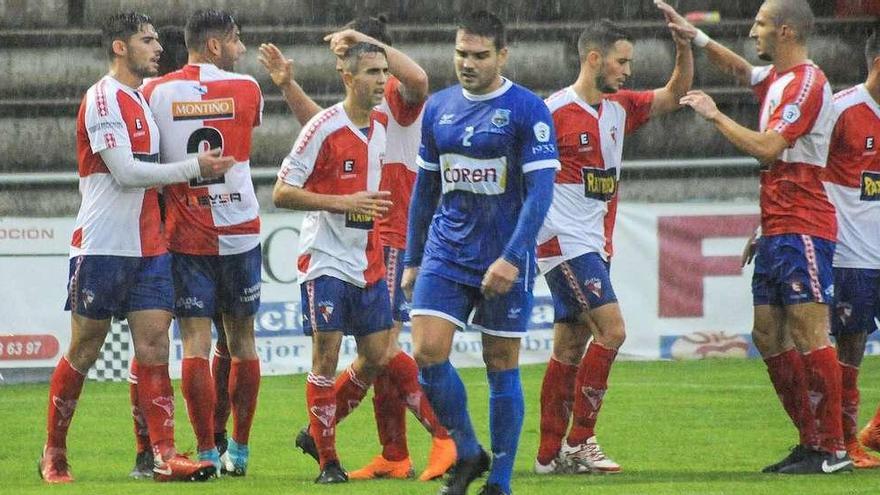 Los jugadores del Arosa celebran uno de los tres goles en la victoria sobre el Porriño. // Iñaki Abella