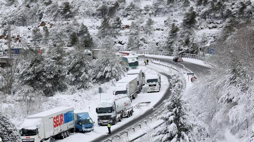 La nieve aisla pueblos, cierra colegios y bloquea carreteras