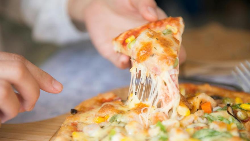 Preparar una pizza casera en sólo 3 minutos es posible: así es la sencilla receta que te soluciona la cena