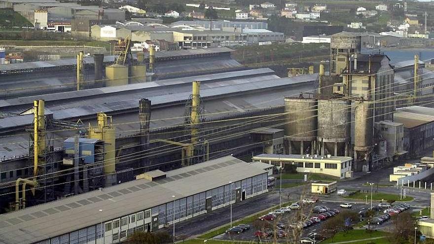 Instalaciones de la fábrica de aluminio primario de A Coruña, propiedad de Alcoa, en el polígono de A Grela.