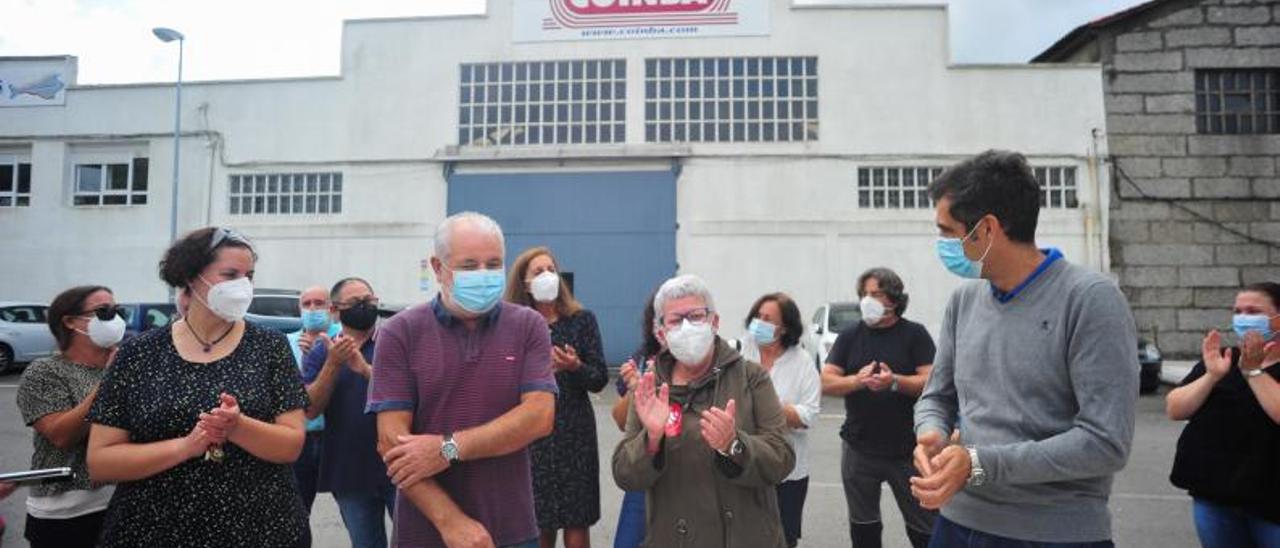 Abuín, en el centro, durante una acción sindical en Vilaxoán.  | // I.ABELLA