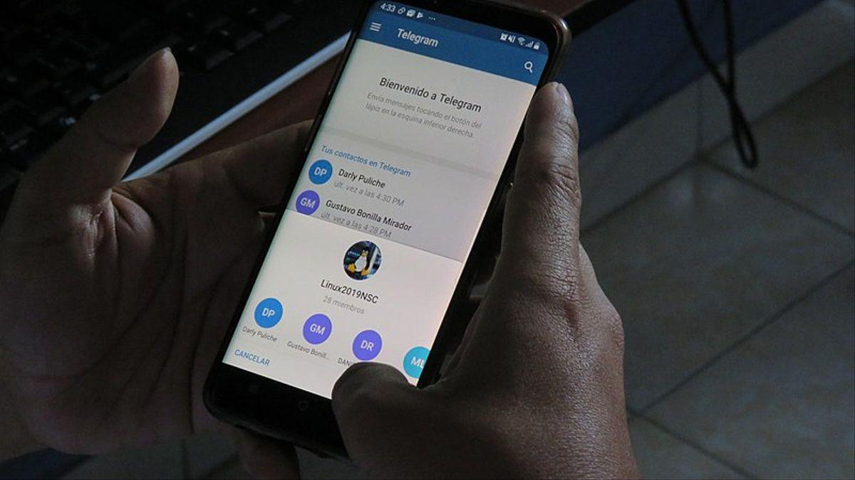 Un usuario utiliza la aplicación de Telegram.