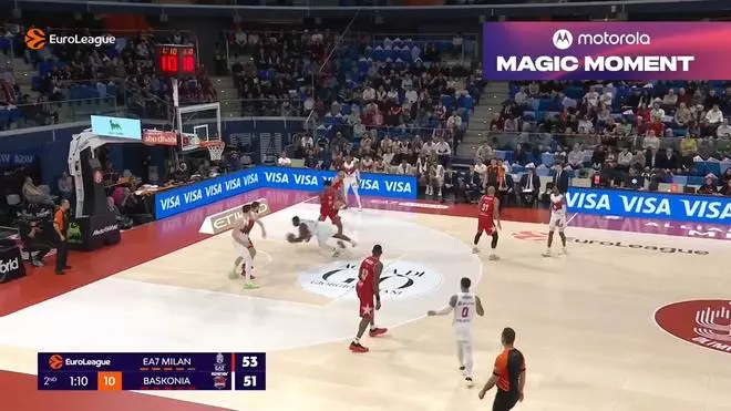 Cayendose, pero con clase: la canasta increíble de Omoruyi