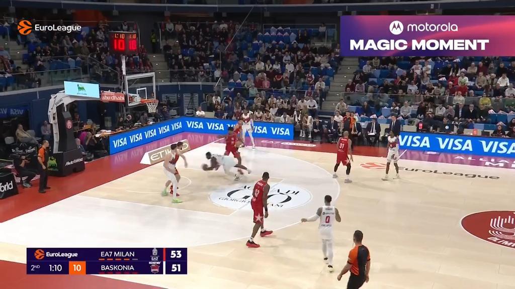 Eugene Omoruyi anota cayéndose en un final acrobático