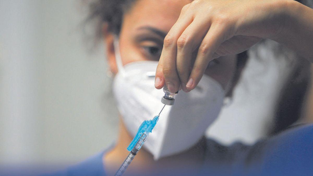 Una infermera prepara la vacuna Pfizer BioNtech contra la Covid 19